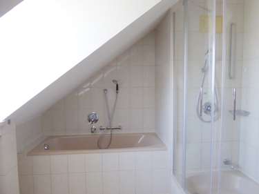 Badezimmer mit Wanne/Duschkabine